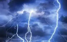 Nam thanh niên bị sét đánh tử vong khi vừa sạc vừa dùng điện thoại trong nhà