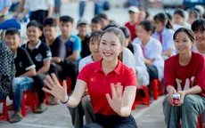 Đại diện Việt Nam Miss International 2025 Kiều Duy trao tủ thuốc cho học sinh vùng cao