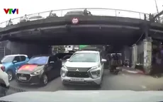 Lấn làn, vượt ẩu làm gia tăng ùn tắc giao thông