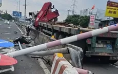 TP Hồ Chí Minh: Xe đầu kéo mất lái tông dải phân cách Quốc lộ 51, tài xế nguy kịch