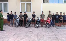 Khởi tố 8 đối tượng mang hung khí, đuổi đánh nhau trên đường phố Nghệ An