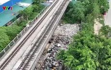 Vi phạm tập kết chất thải rắn trái phép dưới gầm đường sắt tại Hà Nội