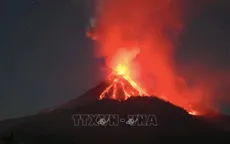 Indonesia nâng mức cảnh báo vì núi lửa phun trào