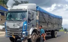 Xe máy va chạm ô tô tải trên Quốc lộ 14, 2 người tử vong