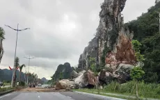 Núi đá sạt lở, lăn xuống đường bao biển ở Quảng Ninh