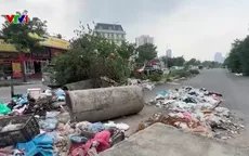 Nhiều bãi rác tự phát trên con đường thi công dang dở ở Hà Nội