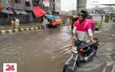 Tài xế giao hàng đối mặt hàng loạt rủi ro trong mùa mưa lụt ở Pakistan