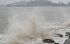 Bão Bualoi tiến gần vào Biển Đông, sóng cao 7m, biển động dữ dội