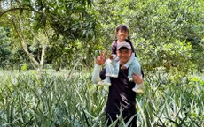 Cặp bố con "Nhà Dứa có gì thế?" lan tỏa năng lượng tích cực trong Cha con vạn dặm