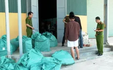 Khởi tố nhóm đối tượng sản xuất hơn 900 chai dầu gội giả