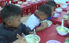 Bữa ăn sáng miễn phí - Ấm lòng học trò vùng cao
