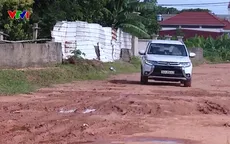 Đường bê tông cải tạo dở dang thành… đường đất