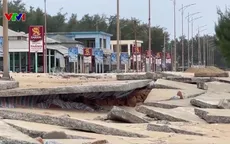 Bão số 10 cuốn trôi đường ven biển Thuận An, phá hỏng kè đá