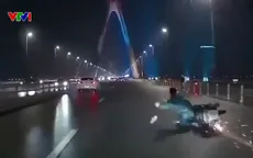 Đi vào làn ô tô trên cầu Nhật Tân, thanh niên đi xe máy va vào dải phân cách