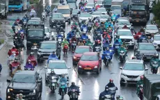 Hà Nội mưa lớn, người dân vất vả di chuyển đi làm đầu tuần