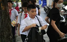 Hà Nội ngập nặng, trường tổ chức cho học sinh ăn ngủ qua đêm
