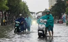 Sau bão số 10, Hà Nội mưa suốt buổi sáng gây ngập úng nhiều tuyến đường