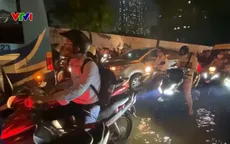 Hà Nội tắc đường đến đêm muộn do mưa ngập, nhiều người bỏ xe đi bộ về nhà