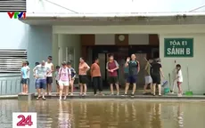 Cuộc sống người dân Thủ đô đảo lộn vì ngập nước