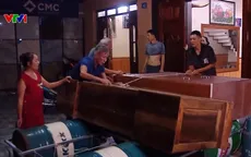 Người dân Tuyên Quang dùng thùng phuy làm phao kê đồ đạc, phòng tránh ngập lụt