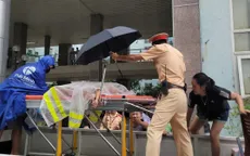 CSGT Hà Nội hỗ trợ đưa 2 cháu bé đi cấp cứu trong mưa ngập