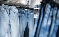 Pháp bắt đầu dán nhãn môi trường trên quần áo