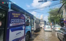 Hà Nội: Bệnh nhân K bì bõm lội nước bẩn để vào viện xạ trị