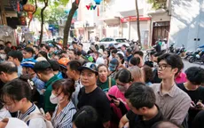 Hà Nội người dân xếp hàng dài chờ mua bánh trung thu truyền thống