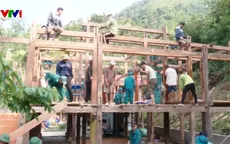 Tuyên Quang: Cán bộ, chiến sĩ giúp người dân vùng nguy cơ sạt lở di dời đến nơi an toàn