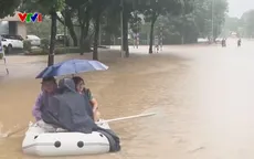 Hàng nghìn cư dân phường Đông Ngạc (Hà Nội) chật vật di chuyển do ngập kéo dài