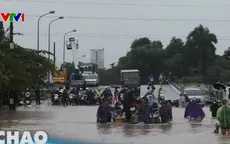 Cảnh sát biển làm bè tự chế, đưa người dân Hà Nội qua điểm ngập sâu
