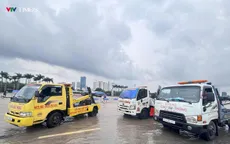 Hà Nội: Cứu hộ ô tô bận rộn giữa mùa ngập