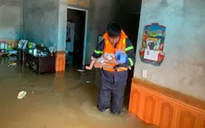 Công an Hà Nội hỗ trợ di chuyển người dân vùng ngập lụt đến nơi an toàn