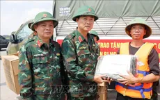 Bộ Tư lệnh Quân khu I trao quân trang hỗ trợ nhân dân Bắc Ninh