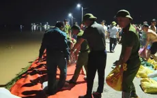 Bắc Ninh: Cán bộ, chiến sĩ căng mình hộ đê Tả Cầu, bảo vệ các khu công nghiệp trọng yếu