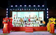 Nhãn hàng Ngọc Châu trao học bổng "Cùng em tỏa sáng nụ cười"