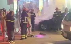 Xe ô tô Mercedes bốc cháy trên đường Hà Nội