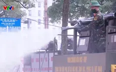 Quân đội phun khử khuẩn, tiêu độc, hỗ trợ nhân dân phòng dịch bệnh sau mưa lũ