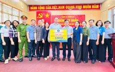 Phường Đống Đa trao quà ủng hộ người dân các xã bị ngập lụt tại Hà Nội