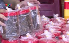 Người dân Quảng Ngãi chế biến cá rim gửi bà con vùng lũ phía Bắc
