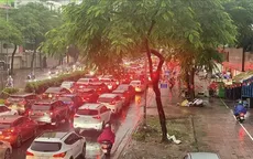 Một số tuyến đường Hà Nội tắc nghẽn sau cơn mưa lớn buổi sáng