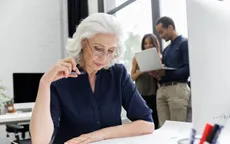 Pháp khuyến khích tuyển dụng lao động cao tuổi