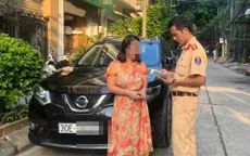 Hà Nội: Phạt 5 triệu đồng người phụ nữ để bé gái ngồi trên nóc ô tô khi xe đang chạy