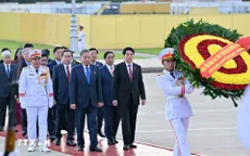 Đại biểu Quốc hội vào Lăng viếng Chủ tịch Hồ Chí Minh