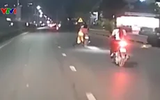 Tà áo dài cuốn vào bánh xe máy, người phụ nữ hoảng hốt nhảy khỏi xe
