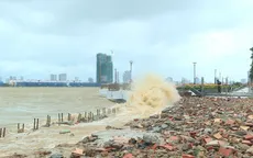 Đà Nẵng: Bờ kè tuyến đường ven sông Hàn bị hư hỏng nặng do nước dâng cao và triều cường