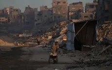Dải Gaza: Người dân phải đi bộ, vác hàng cứu trợ hàng ngày