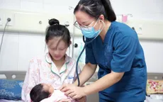 Cứu sống bé sơ sinh 2 ngày tuổi mắc dị tật hiếm gặp ống rốn tràng