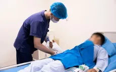 Nhập viện với bàn tay gần đứt rời do cưa gỗ