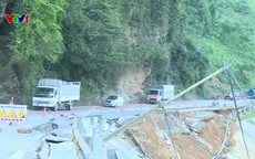 Công nhân tăng ca, làm việc xuyên đêm khắc phục sạt lở trên Quốc lộ 3, Quốc lộ 6